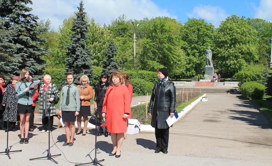 Пионер – всем ребятам пример! В день пионерии в Островском районе Псковской области повязали пионерские галстуки 26 мальчишкам и девчонкам