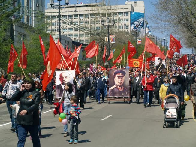 70-летие Победы в Хабаровске встретили под красными знаменами