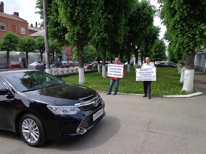 Дума не кормушка для партии власти! Ивановские коммунисты провели пикет у здания Областной думы