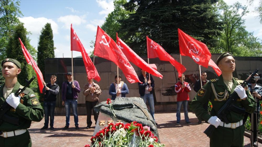 Не позволим переписать страницы великой истории! Коммунисты Северной Осетии приняли участие в торжественном возложении на Мемориале Славы во Владикавказе