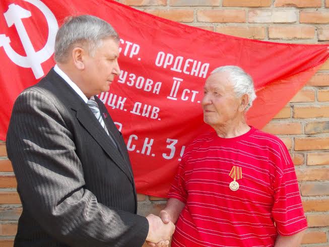 Алтайский край. Рубцовские коммунисты поздравили ветеранов-тракторостроителей