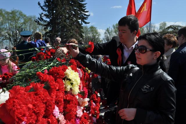 Ленинградские коммунисты возложили цветы на Пискаревском мемориальном кладбище