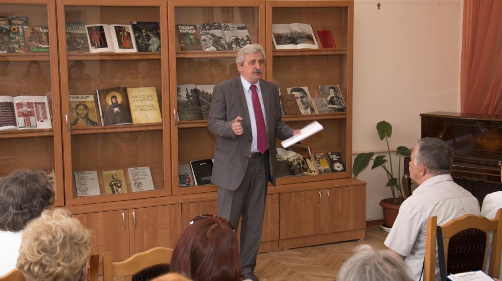 Лидер кубанских коммунистов Н.И.Осадчий приветствовал краснодарских, украинских и белорусских писателей на встрече в Пушкинской библиотеке