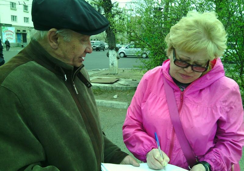В Чите коммунисты продолжили сбор подписей за отставку губернатора Забайкальского края Константина Ильковского
