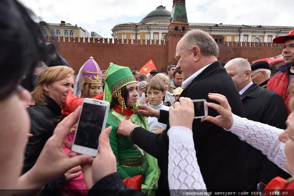 Родители пионеров из Кабардино-Балкарской Республики поблагодарили ЦК КПРФ за организацию и проведение торжественной пионерской линейки на Красной площади 