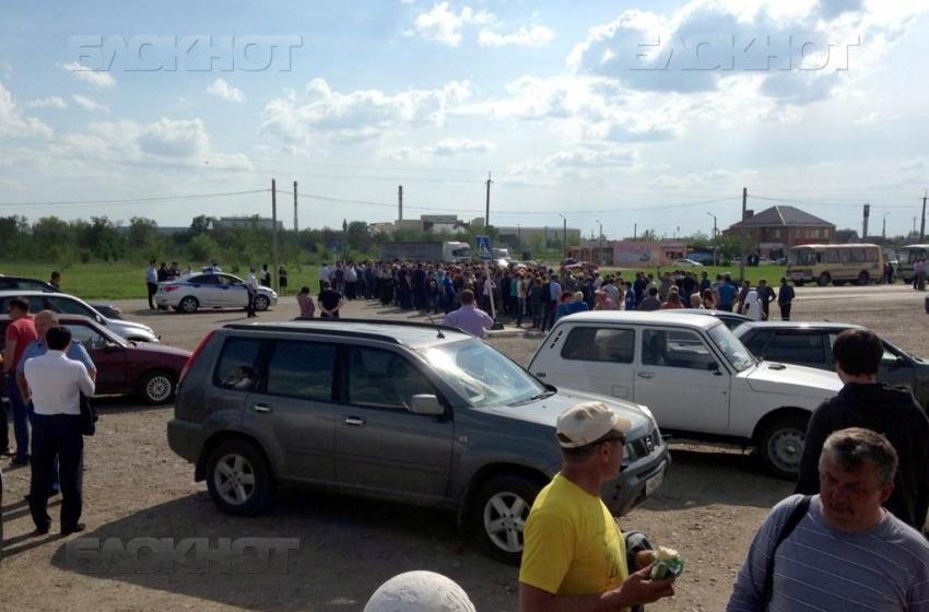 На Ставрополье сотрудники стекольного завода перекрыли трассу