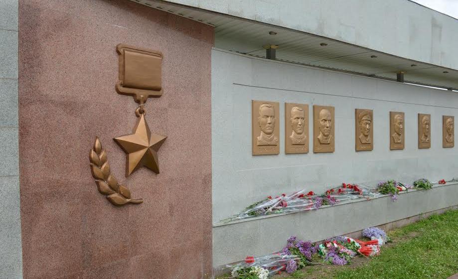 Республика Калмыкия. В Элисте открыты памятные барельефы в честь Героев Советского Союза