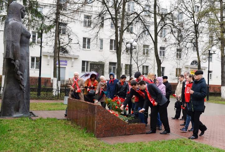 Тульский обком вывел рабочих оборонных заводов на многотысячную праздничную первомайскую демонстрацию