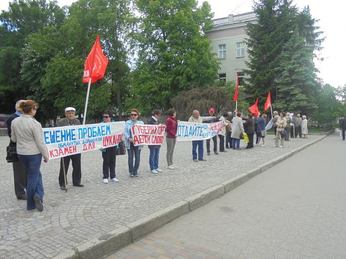 Калининградские коммунисты провели традиционный  пятничный пикет возле памятника «Землякам-космонавтам»
