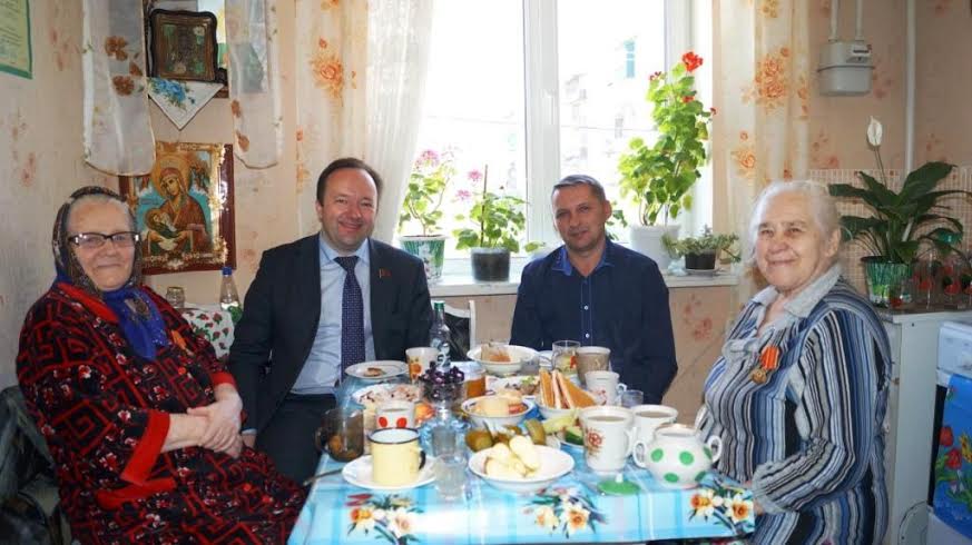 Пензенская область. Депутат Госдумы Владимир Симагин вручил подарки и медали ветеранам