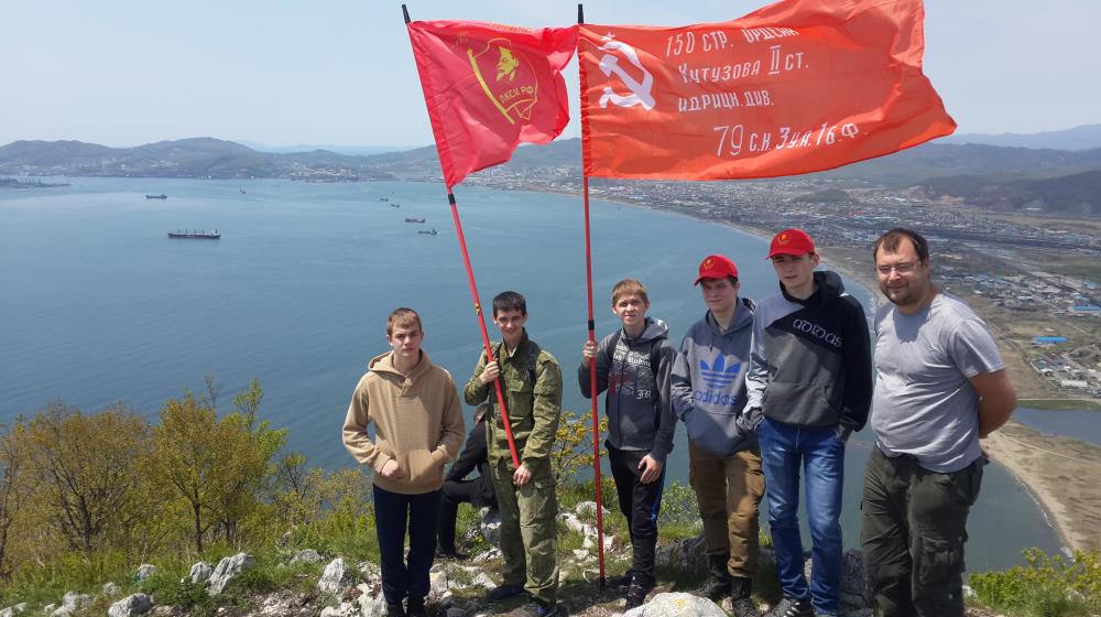 Комсомольцы Приморья подняли красные знамёна над Партизанской долиной