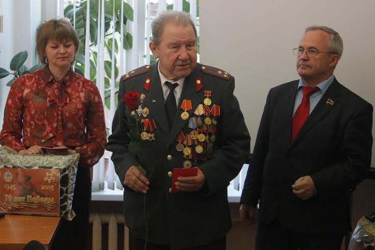 Ярославская область. Фронтовики – коммунисты получают памятные медали ЦК КПРФ и подарки обкома