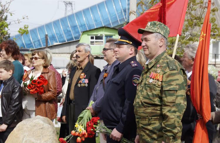 Орловская область. «Союз Советских офицеров» вручил копию Знамени Победы ученикам Знаменской средней школы