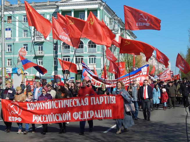 Кавалерист и ретро-автомобиль: барнаульские коммунисты отметили Первомай