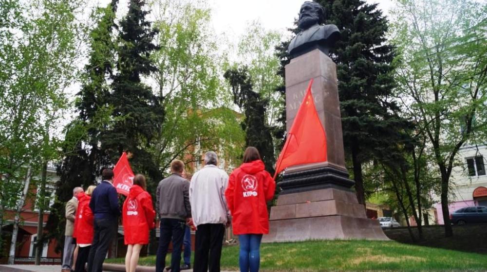 Коммунисты Пензы возложили цветы к памятнику Марксу