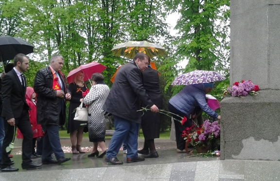 Республика Кабардино-Балкария. В День Победы в городе Нальчике коммунисты возложили цветы к Вечному огню и памятнику В.И. Ленина