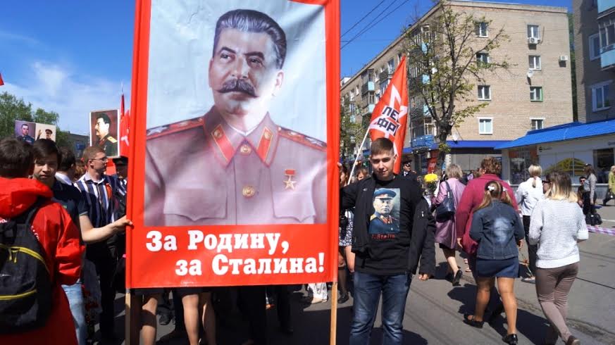 Пенза. День Победы в красных колоннах