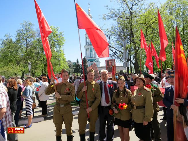 Астраханские коммунисты в День Победы возложили венки и цветы к мемориалу у Вечного огня 