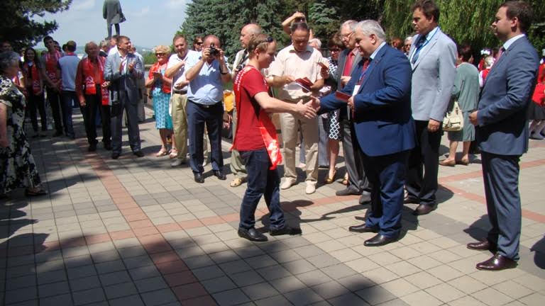 В Пятигорске с участием делегации ЦК КПРФ прошло торжественное вручение партбилетов ставропольским коммунистам