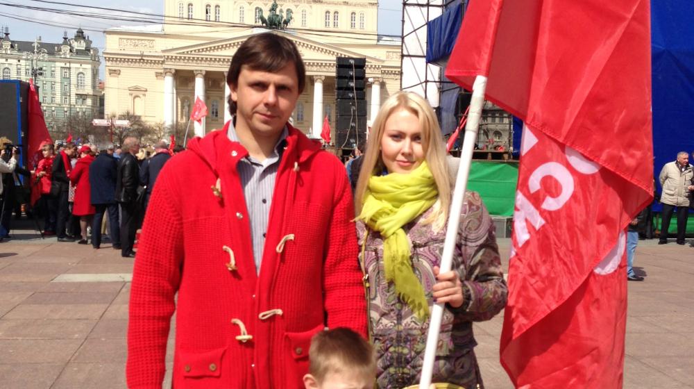 В.Ф. Рашкин поздравляет Андрея Клычкова с рождением сына