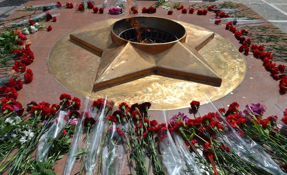 Республика Калмыкия. В День памяти и скорби коммунисты Элисты возложили цветы и венок к Вечному огню на мемориале Павших Героев