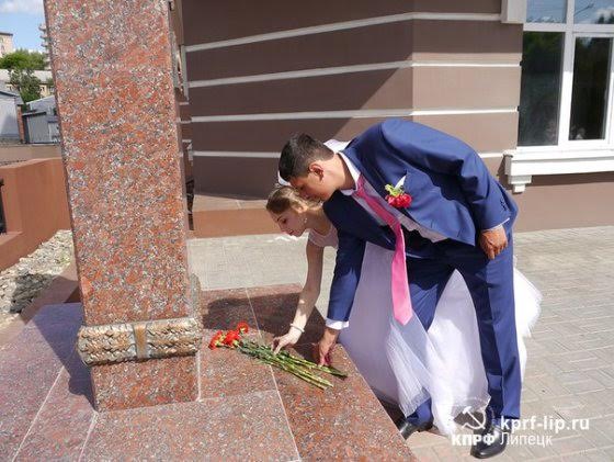 Новая традиция в Липецке. Теперь молодожены возлагают цветы к памятнику И.В. Сталина