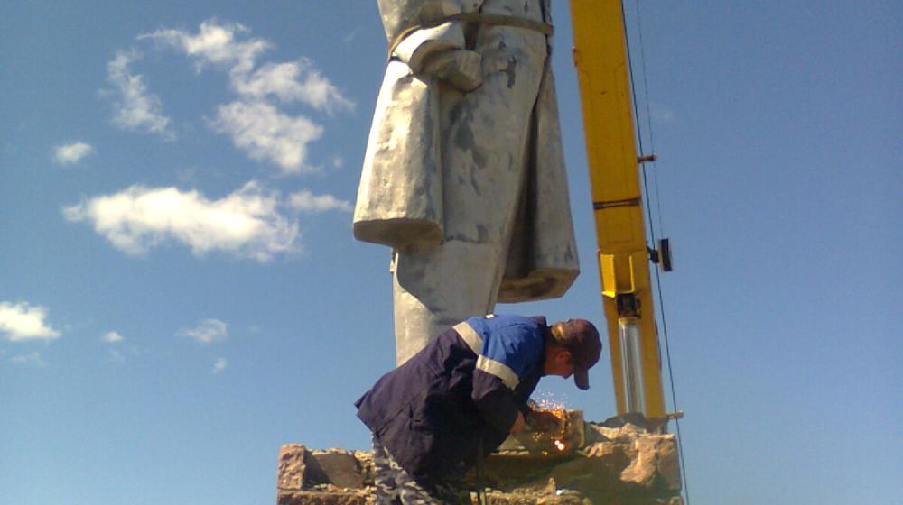 Алтайский край. В Кулунде "майданутые" чиновники перенесли и повредили памятник Ленину