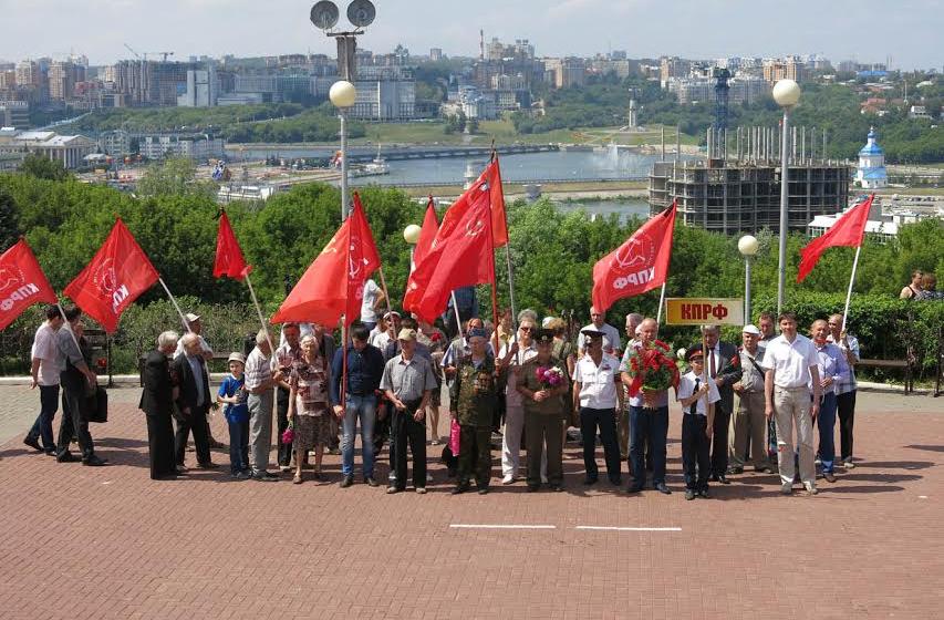 Чувашская республика. Делегация коммунистов, комсомольцев, советских офицеров, «детей войны» и представительниц «Всероссийского женского союза – «Надежда России» возложила цветы к Монументу Воинской Славы в мемориальном парке «Победа» города Чебоксары