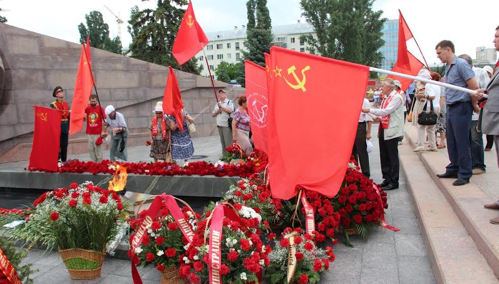 Коммунисты Самары возложили цветы к Вечному огню