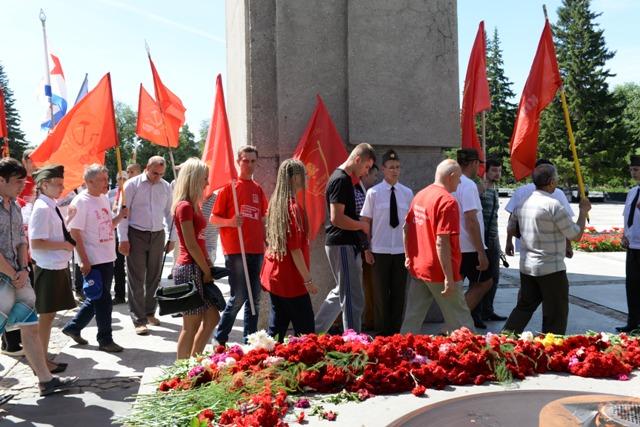 Новосибирская область. Автопробег КПРФ завершился возле Монумента Славы