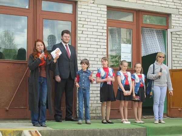 Новгородский коммунист Константин Харламов организовал концерт для детей