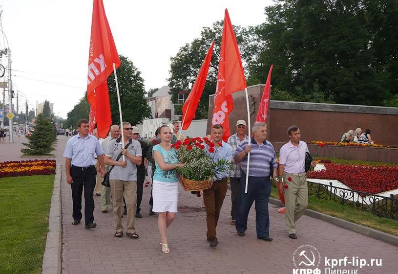 В День памяти и скорби коммунисты Липецка возложили цветы к Вечному огню на Площади Героев