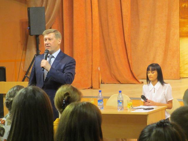 Мэр-коммунист А.Е. Локоть провел встречу с учащимися старших классов школ и ссузов: «Учиться надо всю жизнь!»