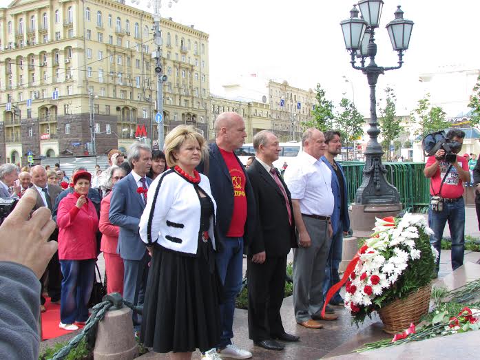 В День русского языка Г.А. Зюганов возложил цветы к памятнику А.С. Пушкину в Москве
