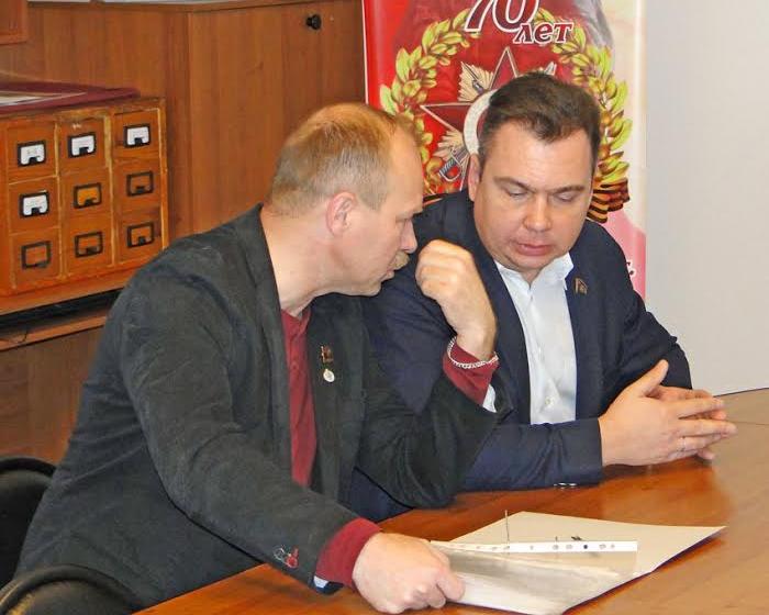 Лидер амурских коммунистов Роман Кобызов сдал документы в избирком на регистрацию кандидатом в губернаторы