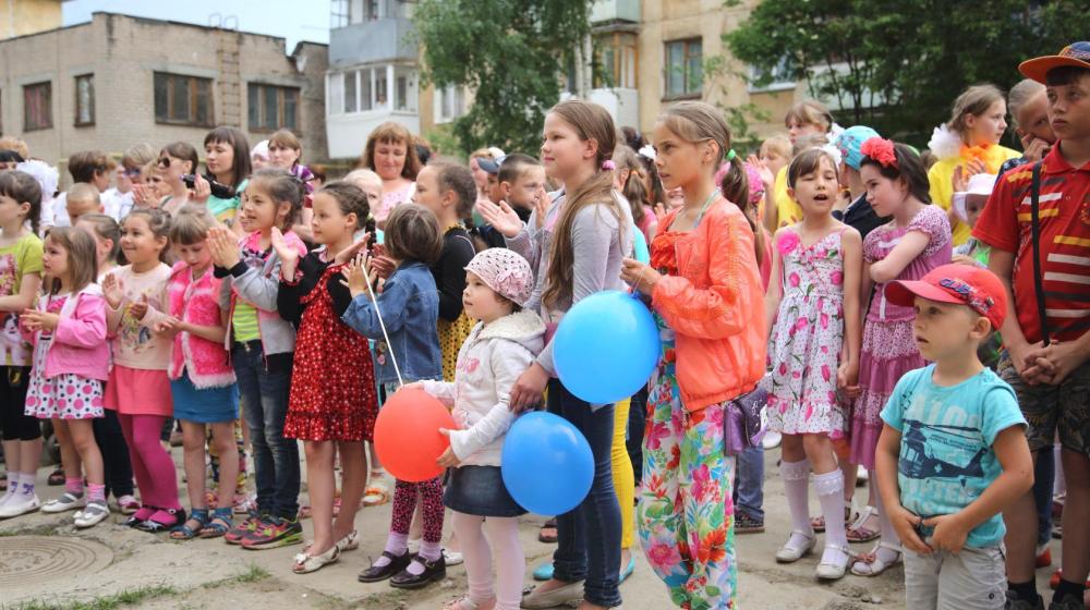 Челябинская область. 1 июня коммунист Златоустовского ГК КПРФ открыл детский городок на месте бывшего пустыря
