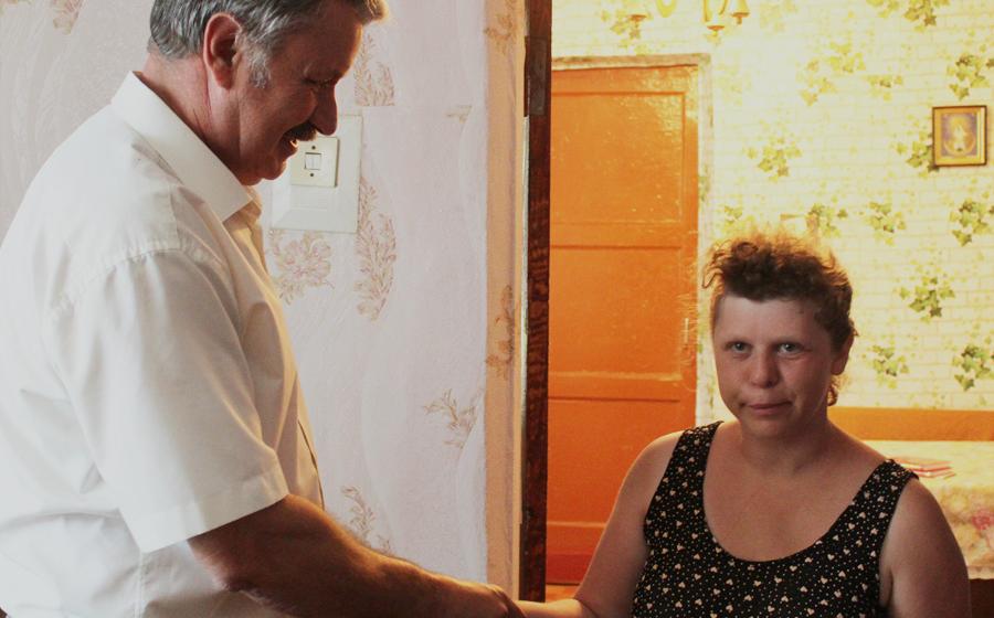 Республика Крым. Коммунисты оказали материальную помощь инвалиду с детства
