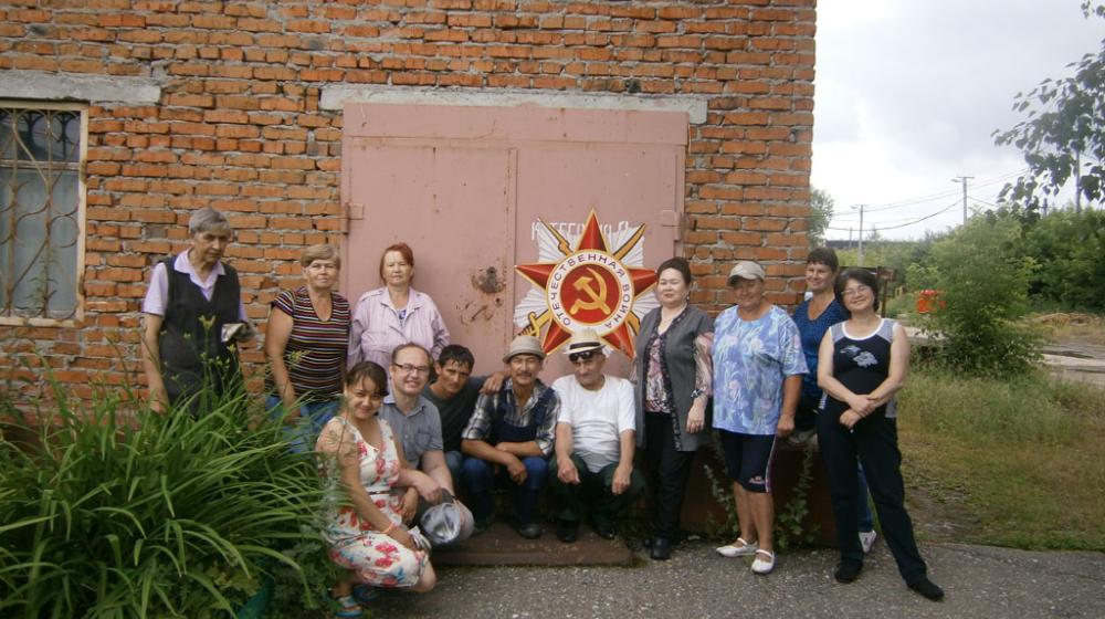 Тюменская область. Тобольские коммунисты высадили 1500 цветов в поселке Сумкино