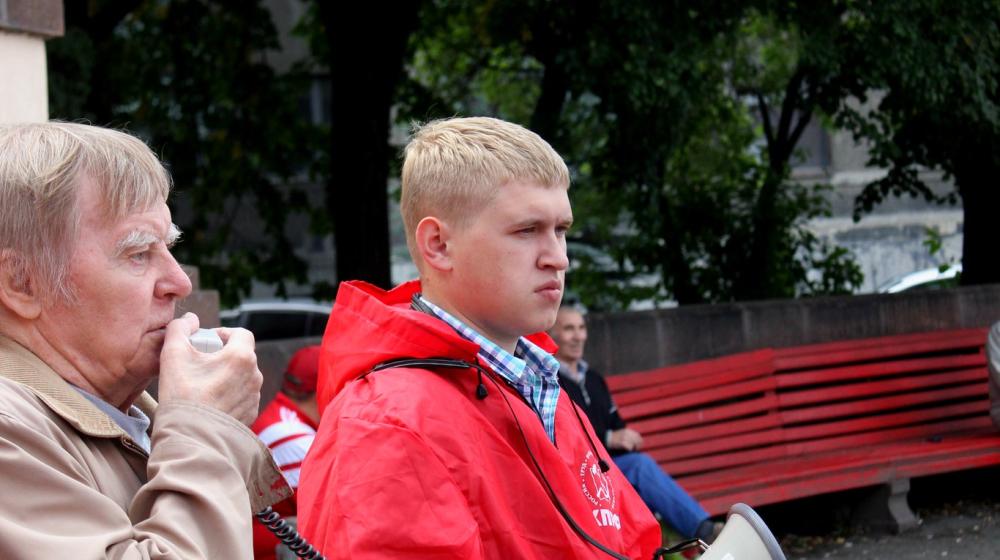 Коммунисты Свердловска провели митинг и шествие в честь очередной годовщины со дня рождения разведчика Николая Кузнецова