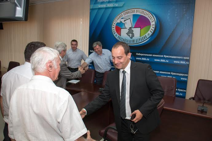 Лидер кубанских коммунистов Николай Осадчий сдал в крайизбирком документы для регистрации на губернаторских выборах