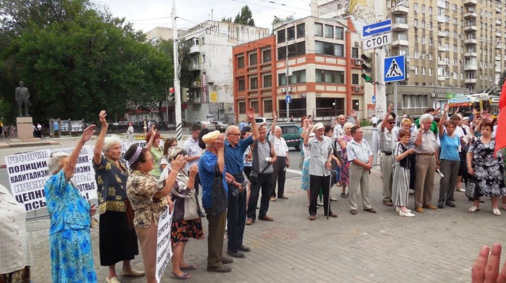 «Прекратить геноцид саратовцев!». Коммунисты провели в Саратове общегородскую акцию протеста