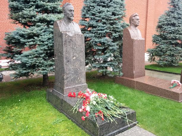 Московские коммунисты возложили цветы к могиле Ф.Э. Дзержинского у кремлевской стены