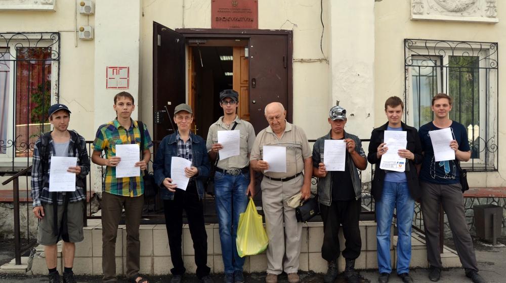 Алтайские комсомольцы провели пикет в защиту соснового ленточного бора