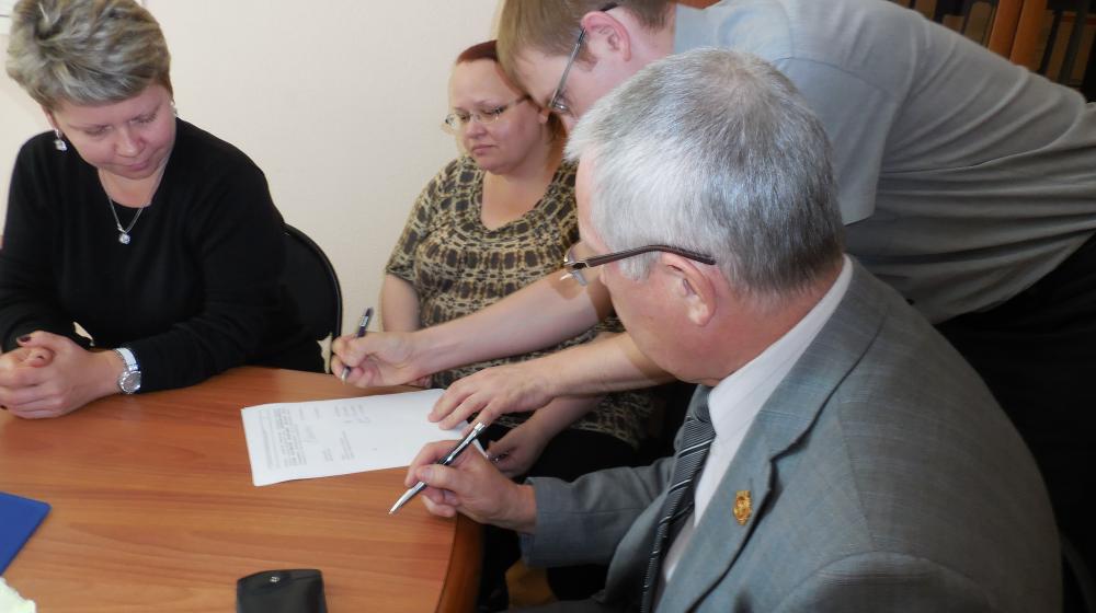 Кемеровская область. Коммунисты подали документы в областную избирательную комиссию для выдвижения В.А.Шаламанова на пост Губернатора области