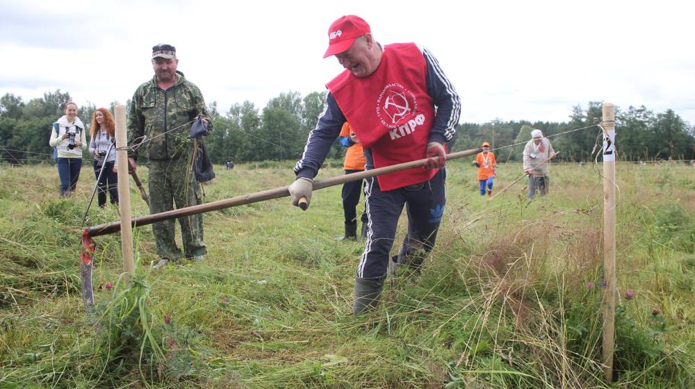 "Раззудись, плечо! Размахнись, рука!". Свердловские коммунисты приняли участие в международном турнире косарей