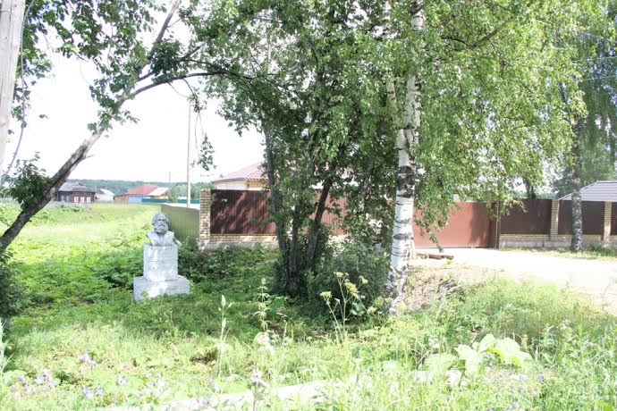 Республика Коми. Коммунисты и комсомольцы готовят площадку для переноса памятника Карлу Марксу в селе Летка