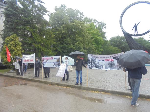 Дождь не помеха пикету. Калининградские коммунисты провели акцию протеста возле памятника «Землякам-космонавтам»