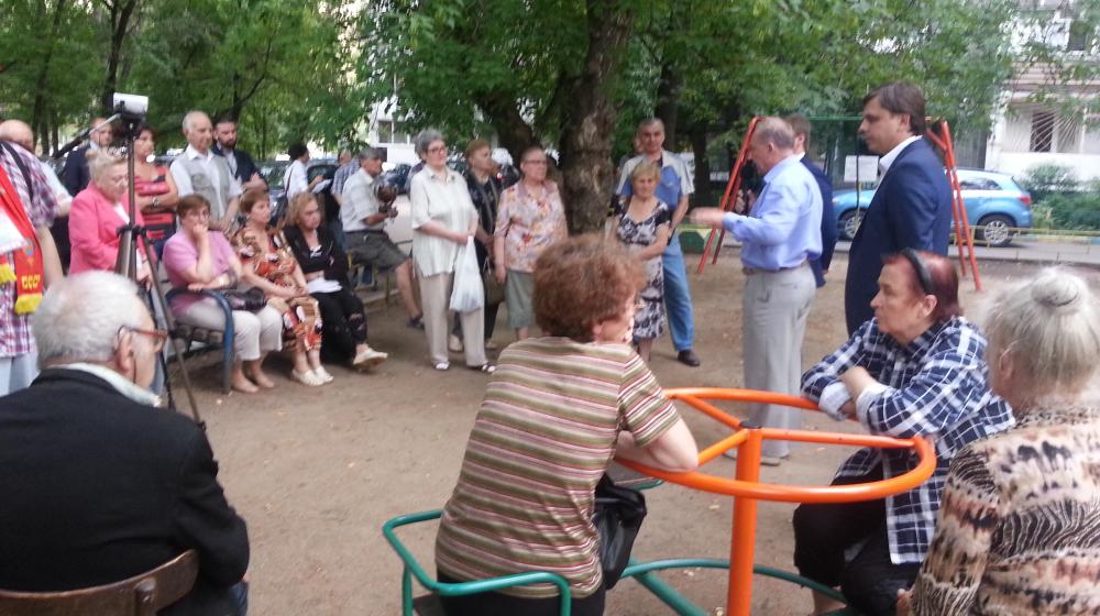 Депутаты-коммунисты Валерий Рашкин, Андрей Клычков и Леонид Зюганов встретились с жителями САО Москвы