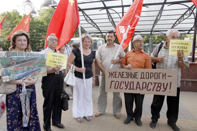 Воронежские коммунисты провели пикет против массовой отмены электричек