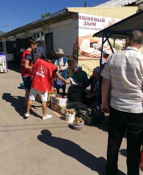 Тульская область. Молодые коммунисты города Щекино провели на городком рынке распространение газет "Правда", "Тульская Правда"